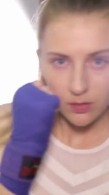 Bu dinamik videoda kararlı bir kadın boks, dövme ve kendine güvenen eylem çağrısı yoluyla güç yolculuğunu sergiliyor.