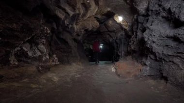 Adamın biri büyük bir madene giriyor. Mayın tüneli. Taş mağara. Madencilik benim