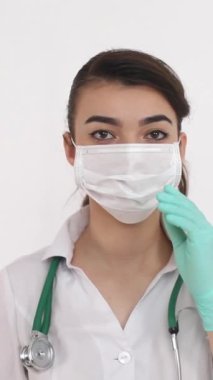 Dinamik bir sağlık ortamında, kendini işine adamış bir kadın doktor hayati konuşmalar yapar, hasta bakımına ve profesyonelliğe bağlılığını gösterir.