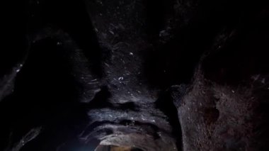 Bir yeraltı mağarasında çekim yapmak. Tehlikeli bir turizm. Çağımızdan önceki mağaraları araştırıyoruz.
