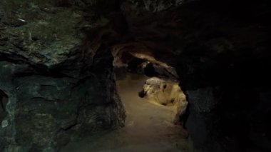 Lambalarla aydınlatılmış bir yeraltı mağarasında ateş etmek. Dağ sırasındaki taş bir mağarayı keşfetmek. Doğal harikalar. Yeraltı turizmi