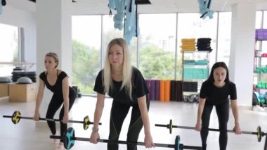 Koltuk değnekleriyle çalışan üç genç kadın. Spor salonu. Yüksek kalite 4k görüntü
