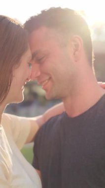 Birbirine aşık iki genç insan güneş ışığının arka planında öpüşüyor. Romantizm. Aşk kavramı, aşk..
