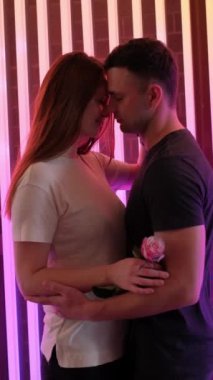Birbirine aşık iki gencin portresi, öpüşme, yüz yüze eğilme. Aşk ilanı. Aşk kavramı, hassas duygular.