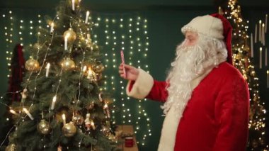 Noel Baba 'ya katılın ve Noel ağacını hoş bir oturma odasında süsleyip, baston şekerler ve süsler takın.