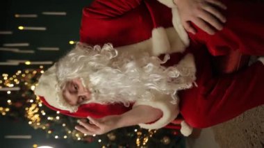 İşte yorucu bir günün ardından Noel Baba kostümü içindeki yorgun adam..