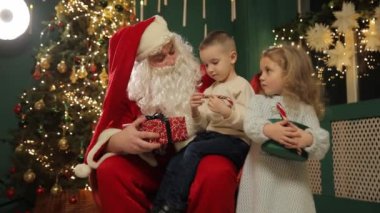 Sıcak bir ortamda, Noel Baba güzel süslenmiş bir Noel ağacının yanında iki mutlu çocukla karşılaşır ve bayramın keyfini yakalar.