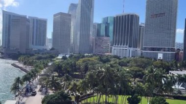 Miami üzerinde panoramik drone uçuşu. Florida.