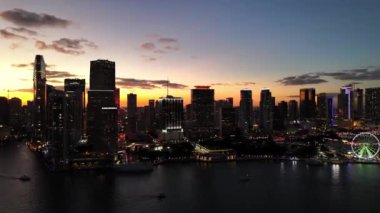 ABD şehir merkezindeki günbatımının havadan görüntüsü. Şehir manzarasında gün batımı.
