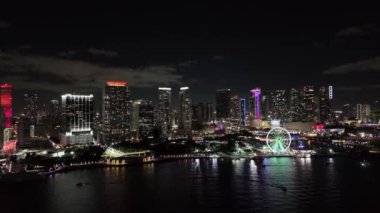 Miami, Florida, ABD 'de renkli gün batımı manzarası. Şehir yaşamını gösteren video gösterimi.