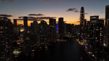 Gün batımından önce gökdelenlerin güzel silueti. Miami, Florida, ABD. Drone videosu.