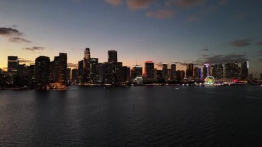 Gün batımında Miami ufuk çizgisi, İHA tarafından çekilen, Florida 'nın güzelliği gece vakti.
