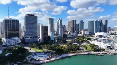 Florida, ABD 'deki bir İHA' dan Miami. Miami sahili. Miami şehir merkezi. Amerika 'nın ünlü simgeleri. Amerika 'ya yaz seyahati.