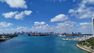 Miami 'deki lüks binaların insansız hava aracı videosu. Yüksek kalite 4k video.