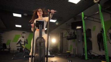Eliptik antrenör üzerinde egzersiz yapan güzel bir kadın. Kardiyo çalışması. Kilo kaybı.