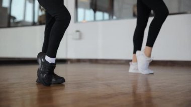 Enerji dolu ve etkileyici ayak hareketleri sergileyen iki yetenekli dansçı şık bir dans stüdyosunda sahne alıyor.