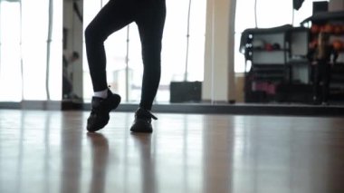 Canlı ve enerjik bir dans stüdyosu ortamında ustaca yakalanmış bir dansçı.