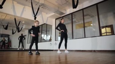 Çeşitli atletizm faaliyetlerine aktif olarak katılan bir yetişkin ve çocukla ilgili bir eğitim oturumu