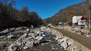 Helen Kasırgası 'nın evlere verdiği zarar. Bir dağ nehri sular altında kaldı..