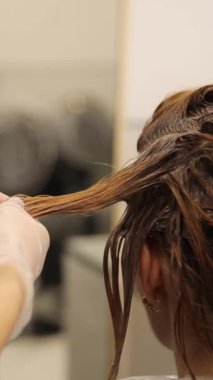 Modern yüksek sınıf bir kuaförde saç bakım sürecinin yakın çekimi. Saç boyası.