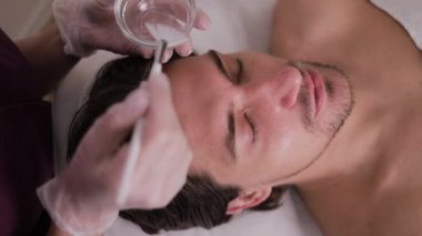 Erkek müşteri, güzel ve yakın planda rahatlatıcı bir yüz ifadesi takınıyor..