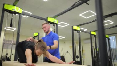 Kişisel antrenör, bireylere çağdaş bir spor salonunda spor yaparken rehberlik eder..