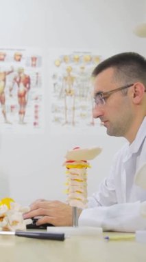 Klinikte çalışan omurgalı bir doktor. Kas iskeleti sisteminin karmaşık tedavisiyle ilgileniyor..