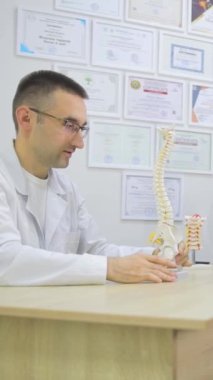 Omurgalı, omurga hastalıklarının teşhisi, tedavisi ve önlenmesi konusunda uzmanlaşmış, sırtını tedavi eden bir doktordur..