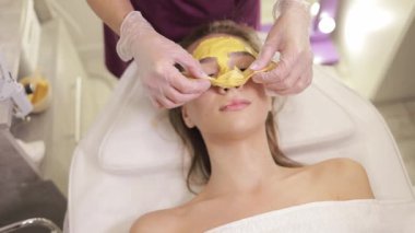 Rahatlatıcı bir yüz tedavisi, rahatlatıcı bir spa ziyareti sırasında uygulanan besleyici bir bitkisel maske içerir..