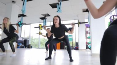 Spor salonundaki bir grup kadın halterle egzersiz yapıyor. Spor. Yüksek kalite 4k görüntü