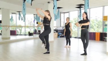 Spor yapan dört genç kadın. Spor salonu. Yüksek kalite 4k görüntü