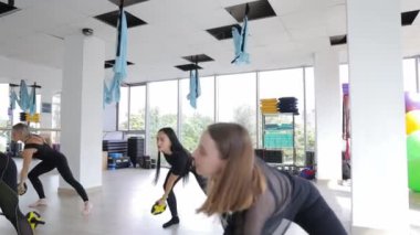 Ağırlık antrenmanı yapan genç kadınlar. Spor salonu. Yüksek kalite 4k görüntü