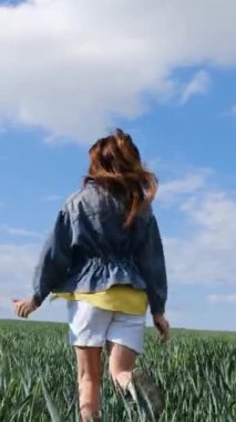 Açık mavi gökyüzünün altında koşan bir çocuk..