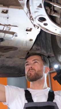 Çok yetenekli bir tamirci, garajdaki bir aracın bakımını titizlikle yapıyor..