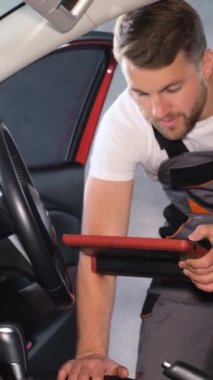 Yetenekli bir otomotiv teknisyeni araç sorunları ve endişeleri etkili bir şekilde değerlendirmek için bir teşhis aracı kullanır.