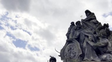 Charles Köprüsü 'nde güzel, atmosferik bulutlu bir gökyüzüne karşı gururla duran çarpıcı bir heykel. Prag 'da. Çek Cumhuriyeti.