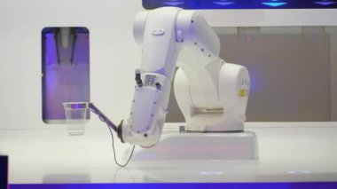 Hassas görevler ve otomasyon için tasarlanmış, üretkenliği ve güvenilirliği arttıran bir robot kol gösteriliyor.