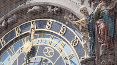 Özenle dizayn edilmiş astrolojik bir saat hem iskelet hem de gizemli bir pelerin figürü sergiliyor.