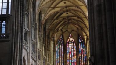 Katedral mimarisinin ihtişamını keşfedin. Karmaşık detaylar ve renkli camlar içerir..