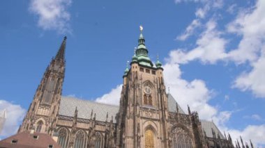 St. Vitus Katedrali 'nin nefes kesici Gotik mimarisini keşfedin çarpıcı, canlı bulutlu gökyüzüne karşı.
