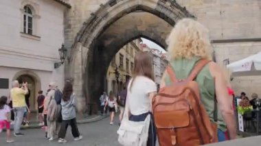 22 Eylül 2024 'te Prag, Çek Cumhuriyeti' ni keşfeden meraklı turistlerle dolu antik bir kemeri canlandıran parlak ve canlı bir sahne..