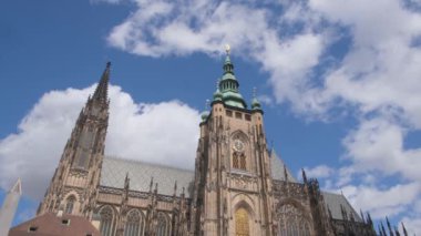 Aziz Vitus Katedrali 'nin göz kamaştırıcı ve güzel mimarisini keşfedin ve keşfedin.