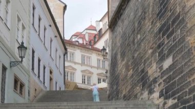 Çek Cumhuriyeti 'nin Prag kentindeki merdivenlerde fotoğraf çeken kadın..