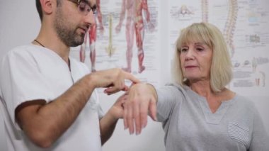 Kapsamlı bir fizik tedavi seansı hem hasta hem de uzman bir pratisyen hekimi kapsar..