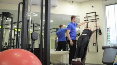 Yetenekli bir antrenör kendini spora adamış bir müşteriye spor salonunda spor yaparken rehberlik eder..