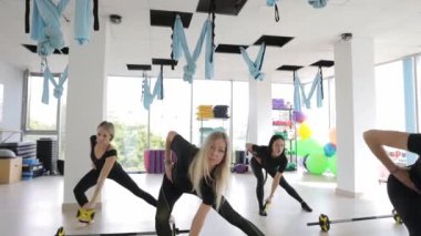 Canlı ve dinamik bir grup çalışması. İyi aydınlatılmış bir stüdyoda ağırlıklarla senkronize egzersizler.