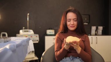 Göğüs büyütme ameliyatından önce göğüs implantı olan bir kadın..