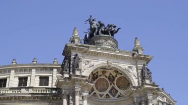 Çok güzel tarihi bir yapı üzerinde çeşitli dekoratif heykeller içeren çarpıcı mimari detaylar..