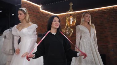 Düğün hazırlıkları, gelinler ve stilistler şık bir atmosferde şık gelinlikler sergilediler..