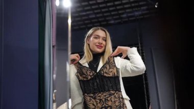 Şık bir insan, şık bir elbiseyle aynanın önünde soyunma odasında gösteriş yapar..